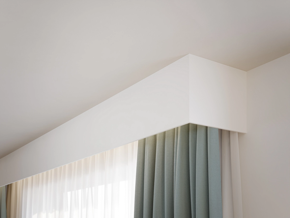 LEDGE CX217 — čistý strop se záclonami ORAC LEDGE CX217 — detail stropního rohu se šalvějovými závěsy, kolejnice skryta
